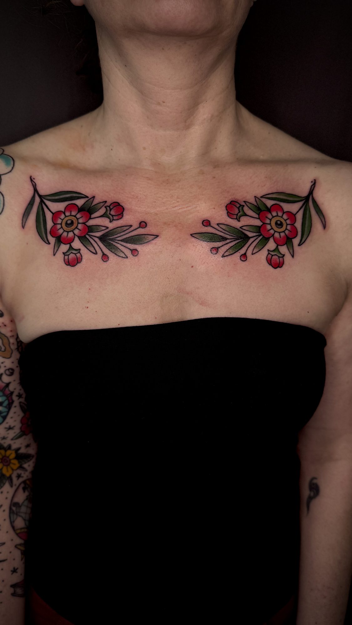 Rote Blütenzweige am Schlüsselbein, Blumen Tattoo von Andre bei Eine Liebe Tätowiergeschäft in Bochum