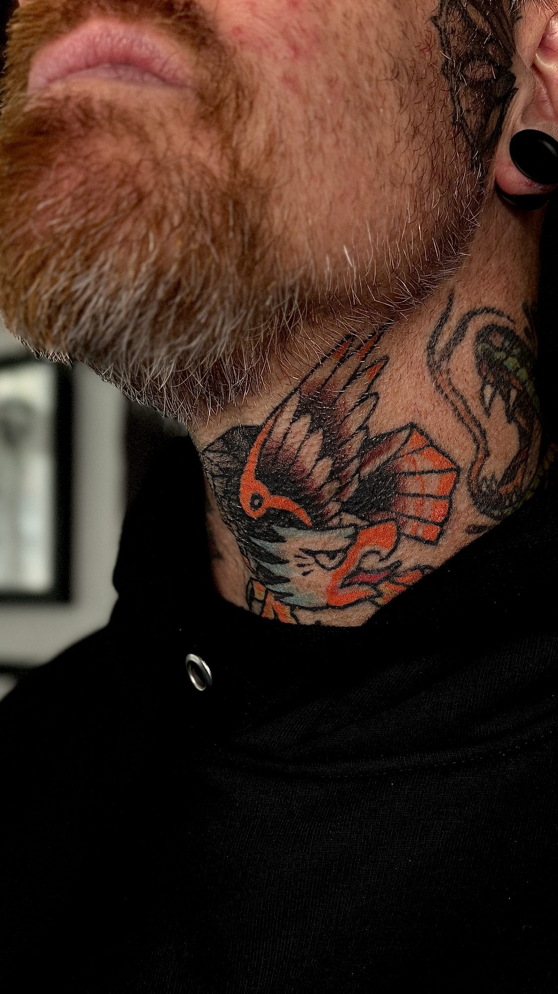 Adler am Hals, Hals Tattoo von Andre bei Eine Liebe Tätowiergeschäft in Bochum