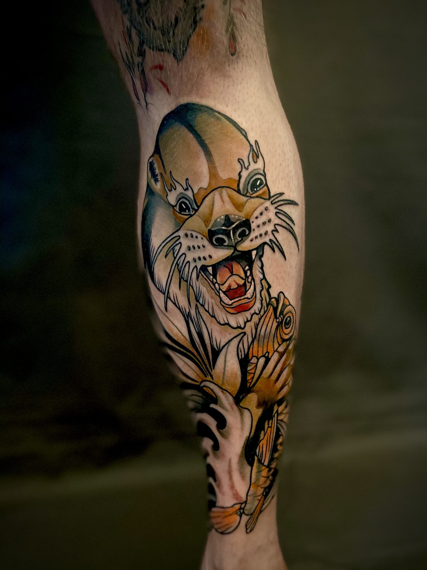 Otter mit Fisch an der Wade, Neo Traditional Tattoo von Andre bei Eine Liebe Tätowiergeschäft in Bochum