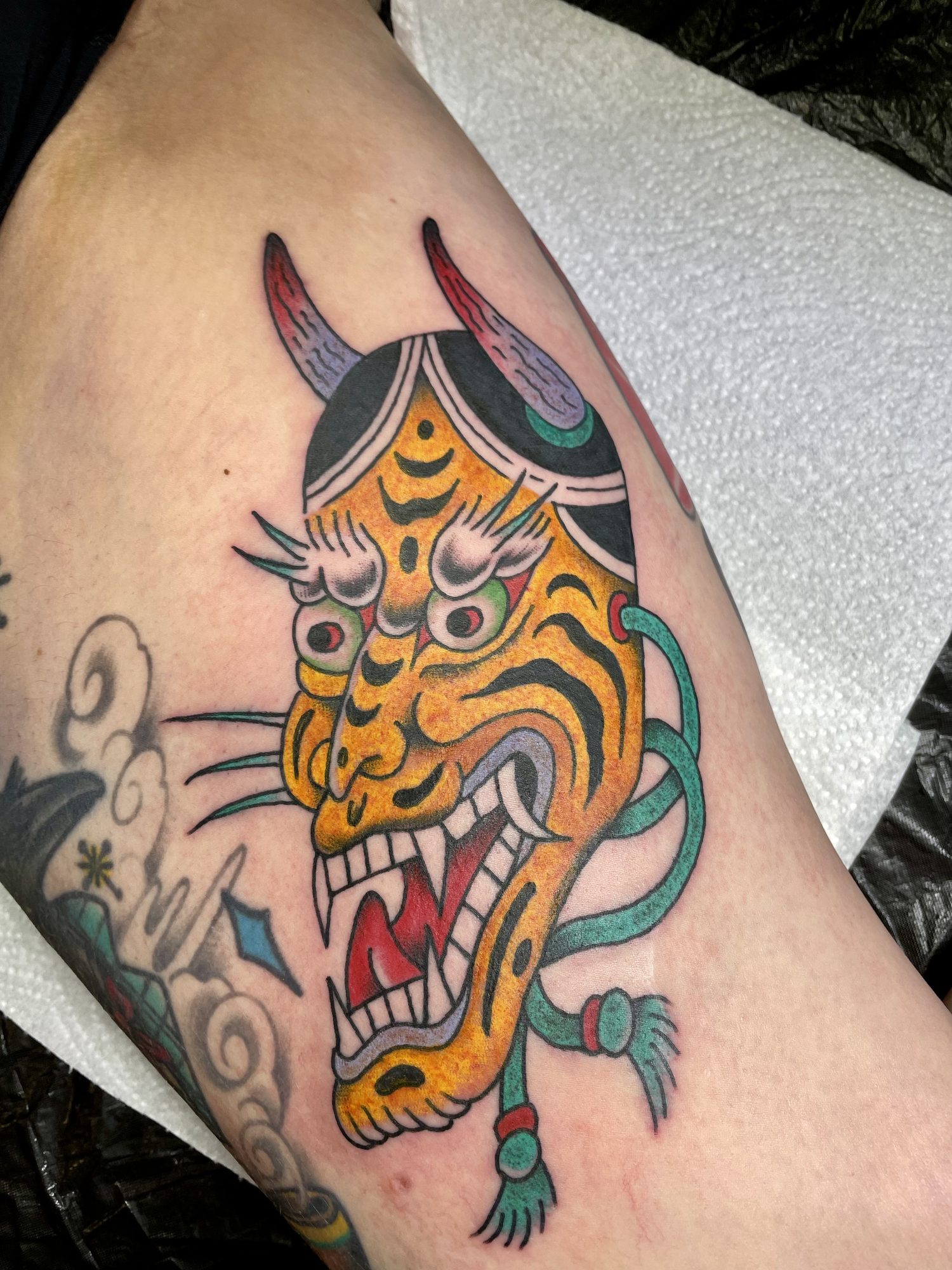 Tigermaske am Oberarm, Japanisches Tattoo von Jill bei Eine Liebe Tätowiergeschäft in Bochum
