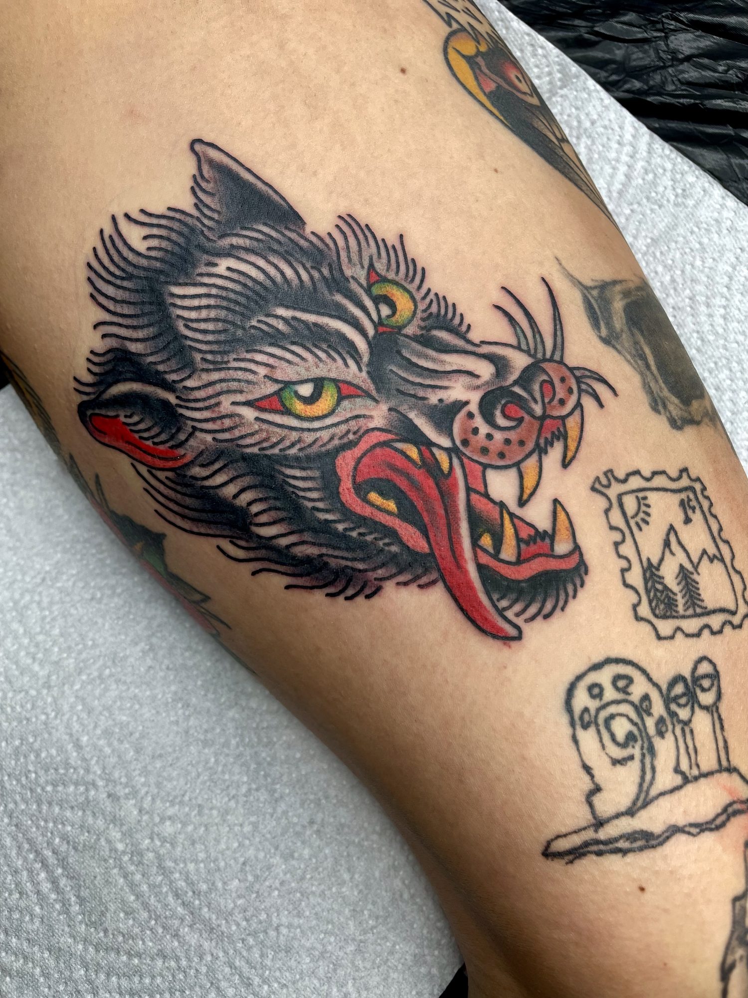 Wolfskopf am Unterarm, Tier Tattoo von Jill bei Eine Liebe Tätowiergeschäft in Bochum