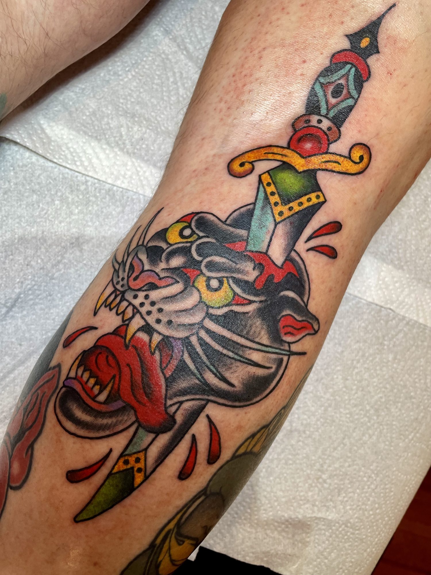 Panther mit Dolch am Unterarm, Tier Tattoo von Jill bei Eine Liebe Tätowiergeschäft in Bochum