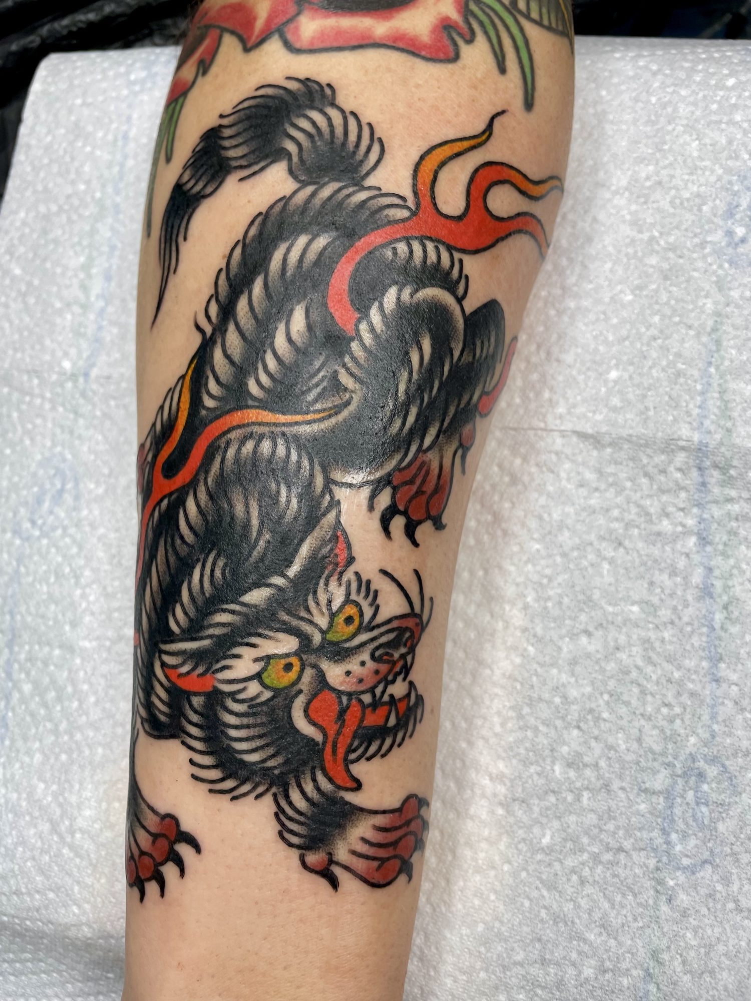 Panther mit Flammen am Oberarm, Traditional Tattoo von Jill bei Eine Liebe Tätowiergeschäft in Bochum