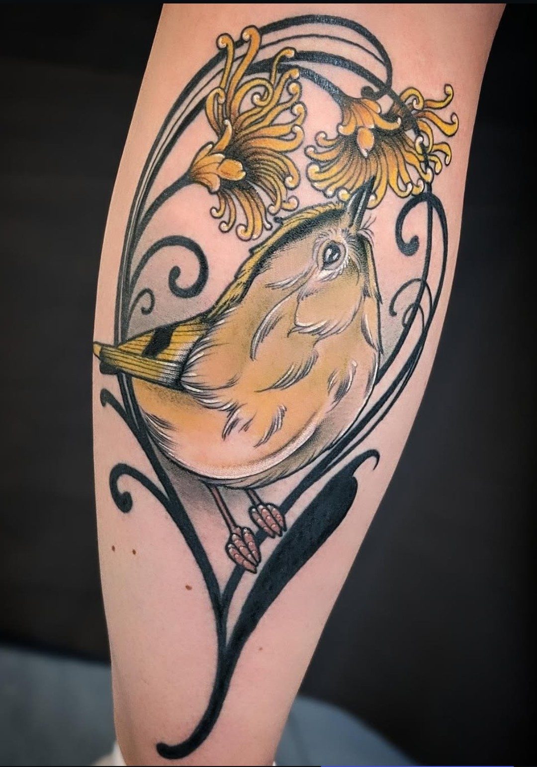 Vogel im Jugendstil-Rahmen am Unterarm, Neo Traditional Tattoo von Melissa bei Eine Liebe Tätowiergeschäft in Bochum