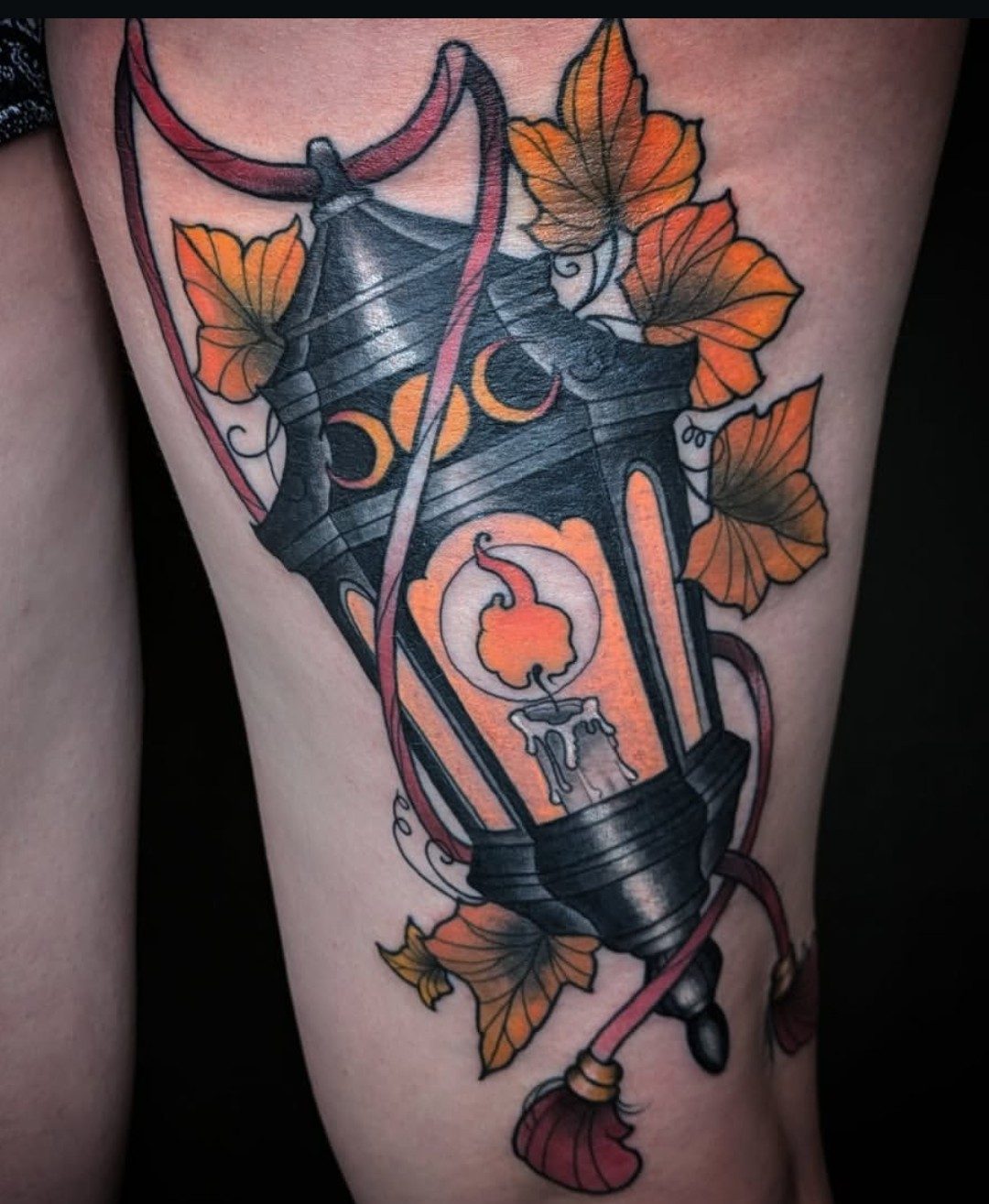 Laterne mit Herbstlaub am Oberschenkel, Neo Traditional Tattoo von Melissa bei Eine Liebe Tätowiergeschäft in Bochum