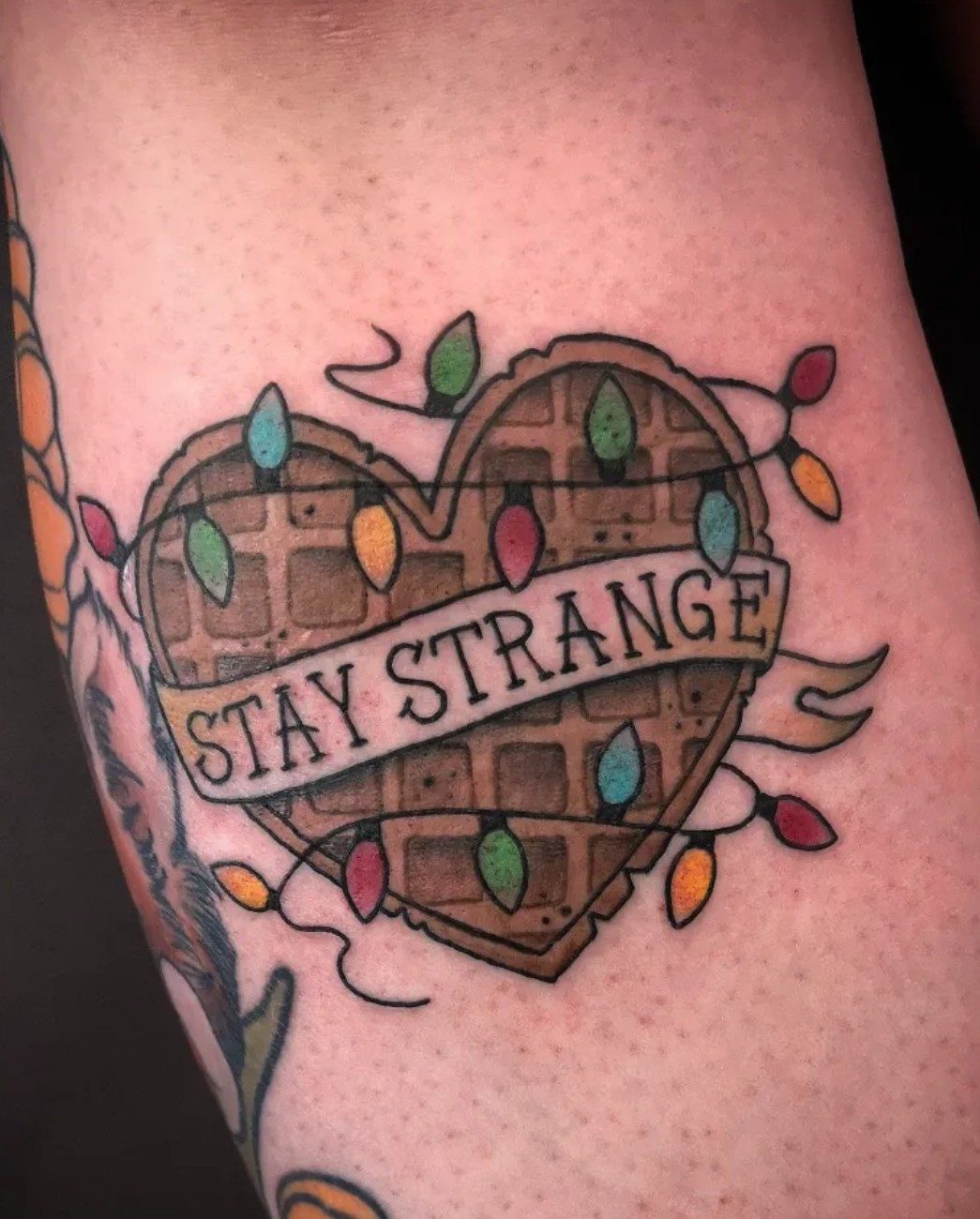 Waffelherz mit Lichterkette, Traditional Tattoo von Melissa bei Eine Liebe Tätowiergeschäft in Bochum