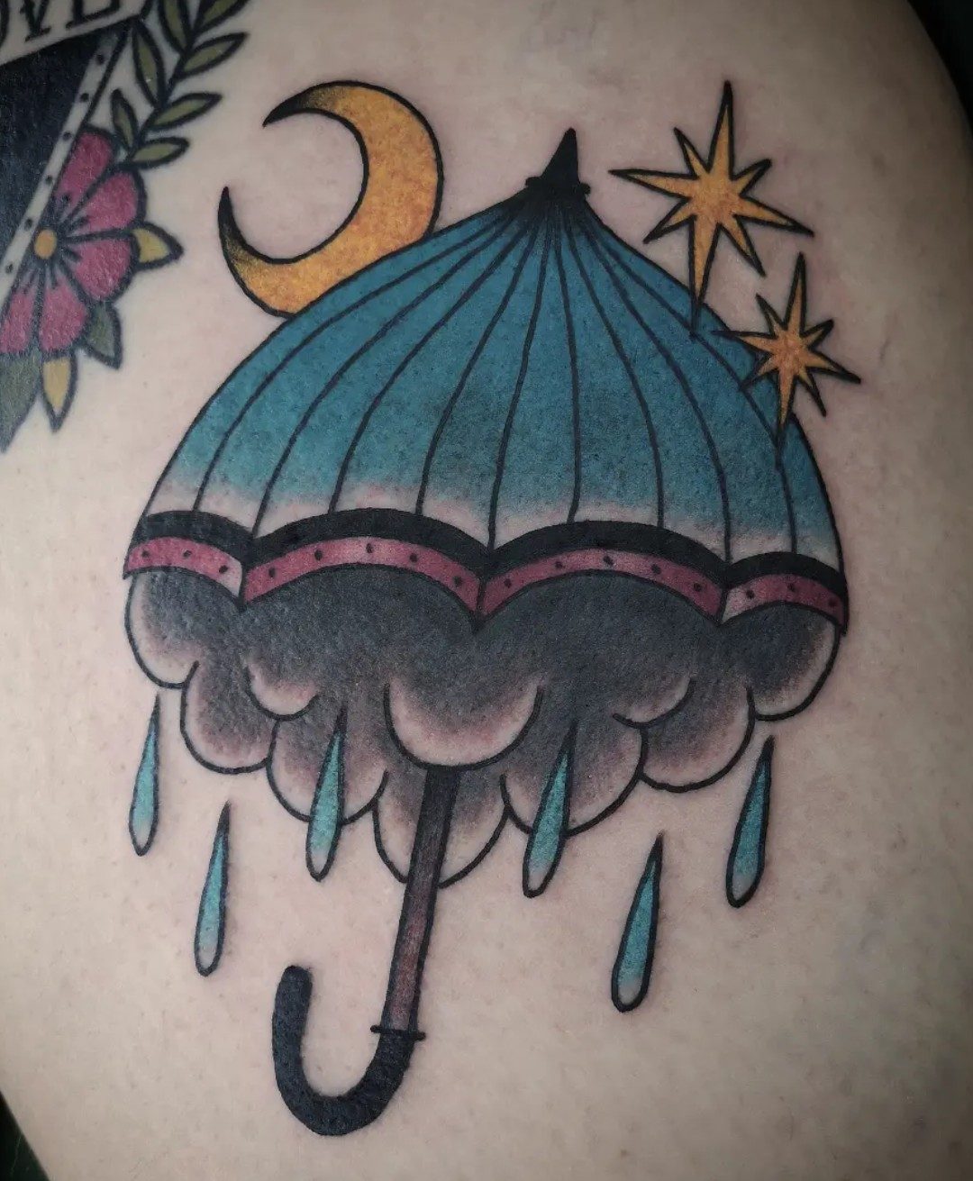 Regenschirm mit Mond am Oberschenkel, Traditional Tattoo von Melissa bei Eine Liebe Tätowiergeschäft in Bochum
