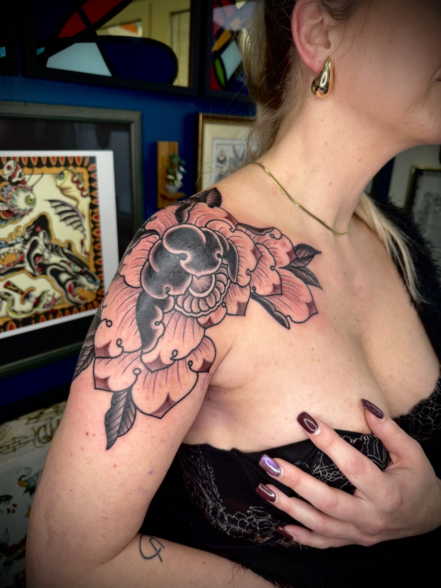 Pfingstrose an der Schulter, Fineline Tattoo von Salle bei Eine Liebe Tätowiergeschäft in Bochum