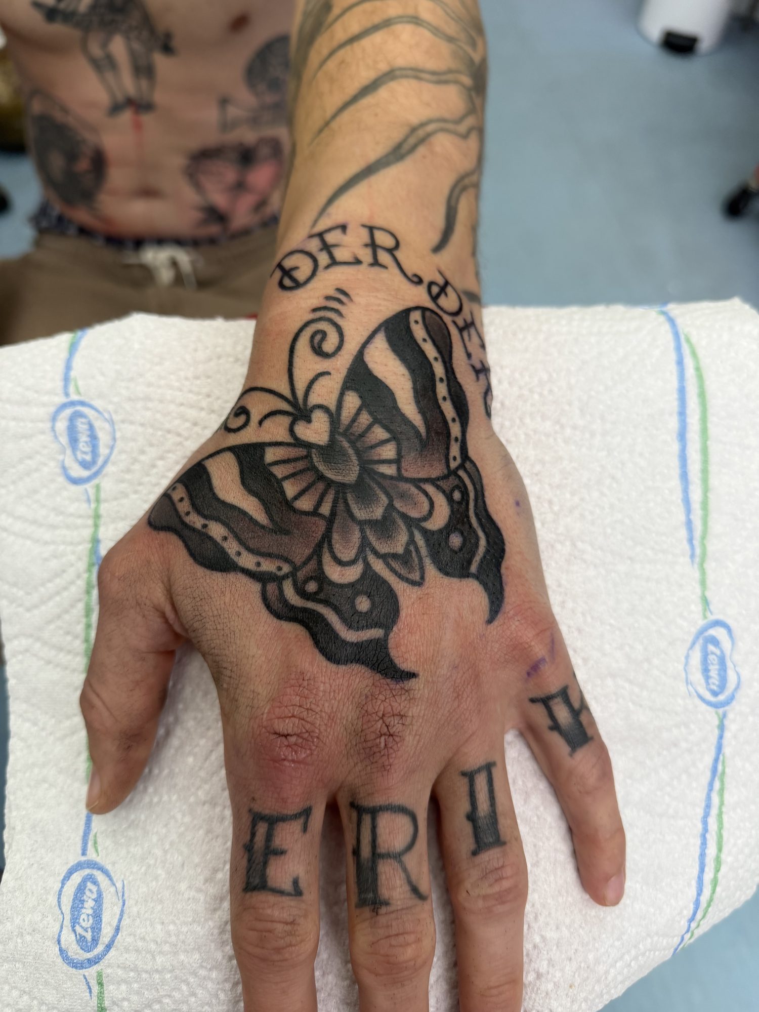 Schmetterling auf der Hand, Hand Tattoo von Salle bei Eine Liebe Tätowiergeschäft in Bochum