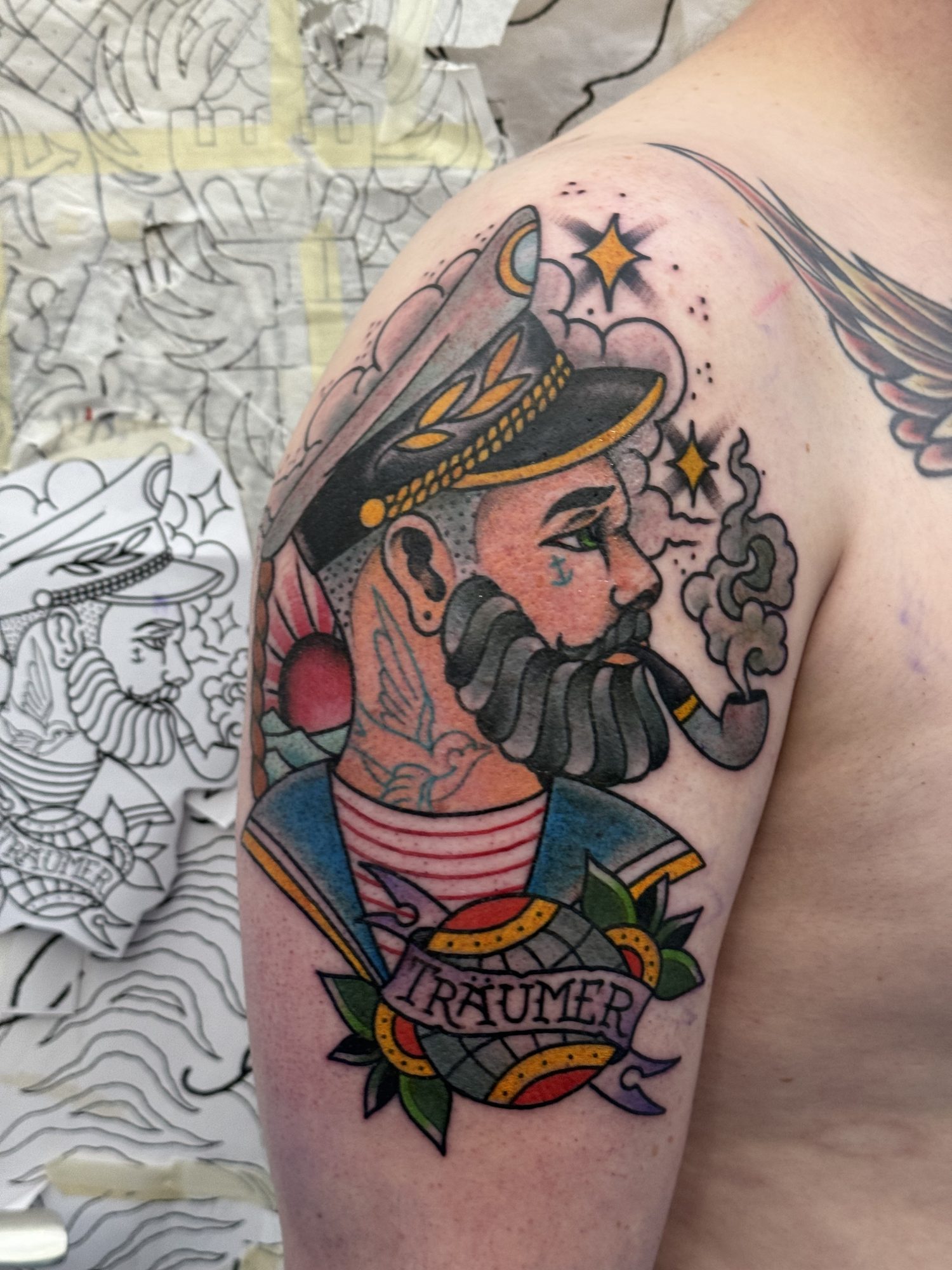 Seemann mit Pfeife am Oberarm, Maritimes Tattoo von Salle bei Eine Liebe Tätowiergeschäft in Bochum
