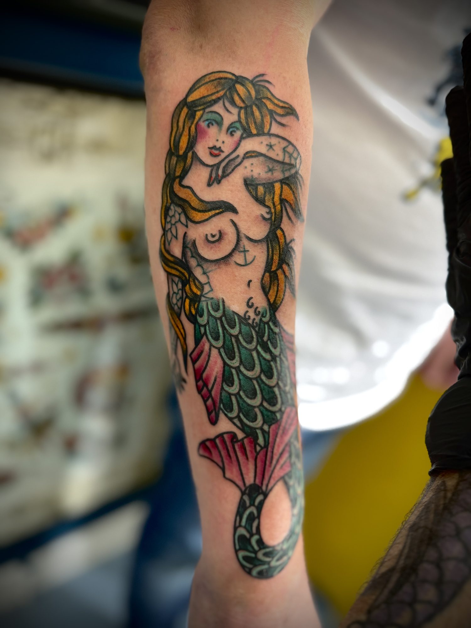 Meerjungfrau mit langem Haar am Unterarm, Pin-up Tattoo von Salle bei Eine Liebe Tätowiergeschäft in Bochum