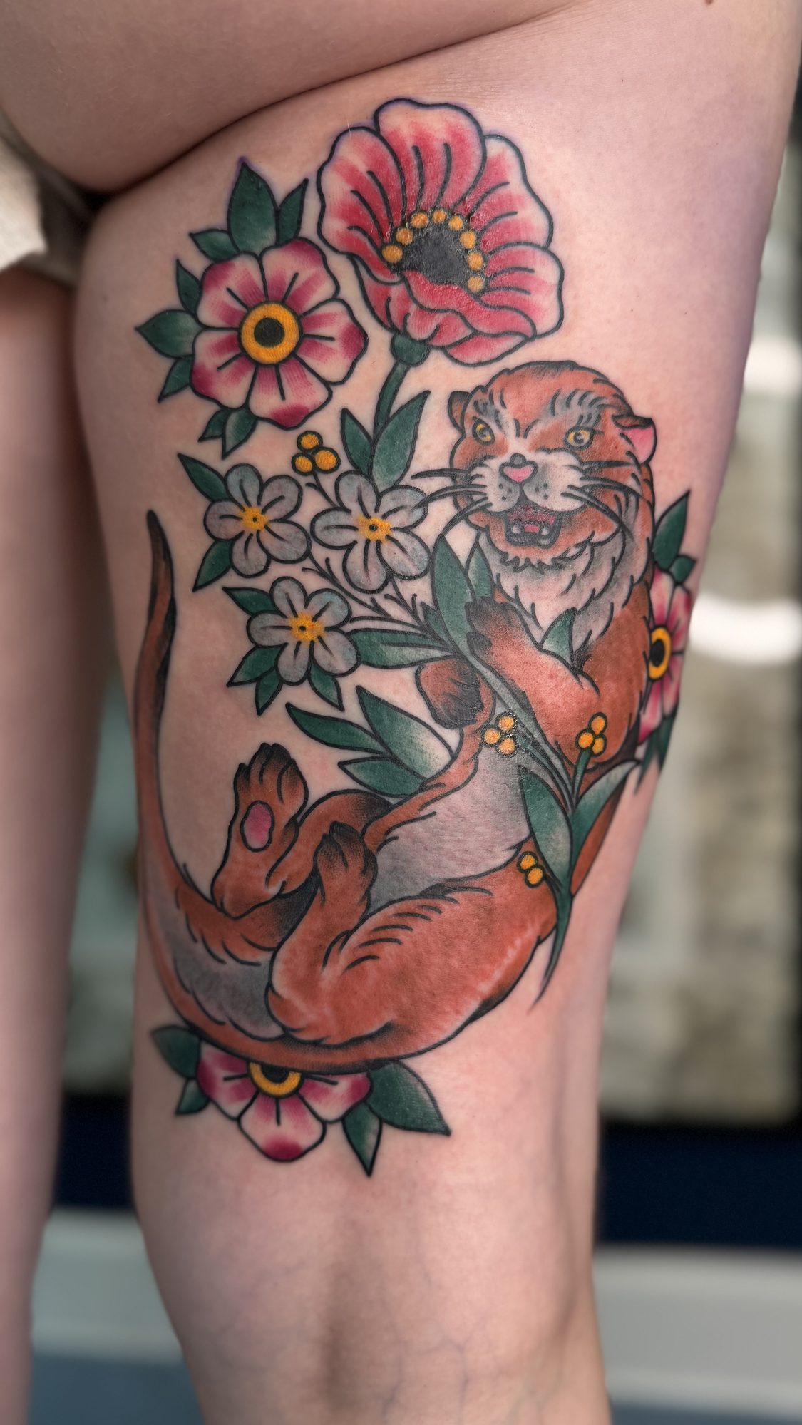 Wiesel mit Blumenstrauß am Oberschenkel, Tier Tattoo von Salle bei Eine Liebe Tätowiergeschäft in Bochum