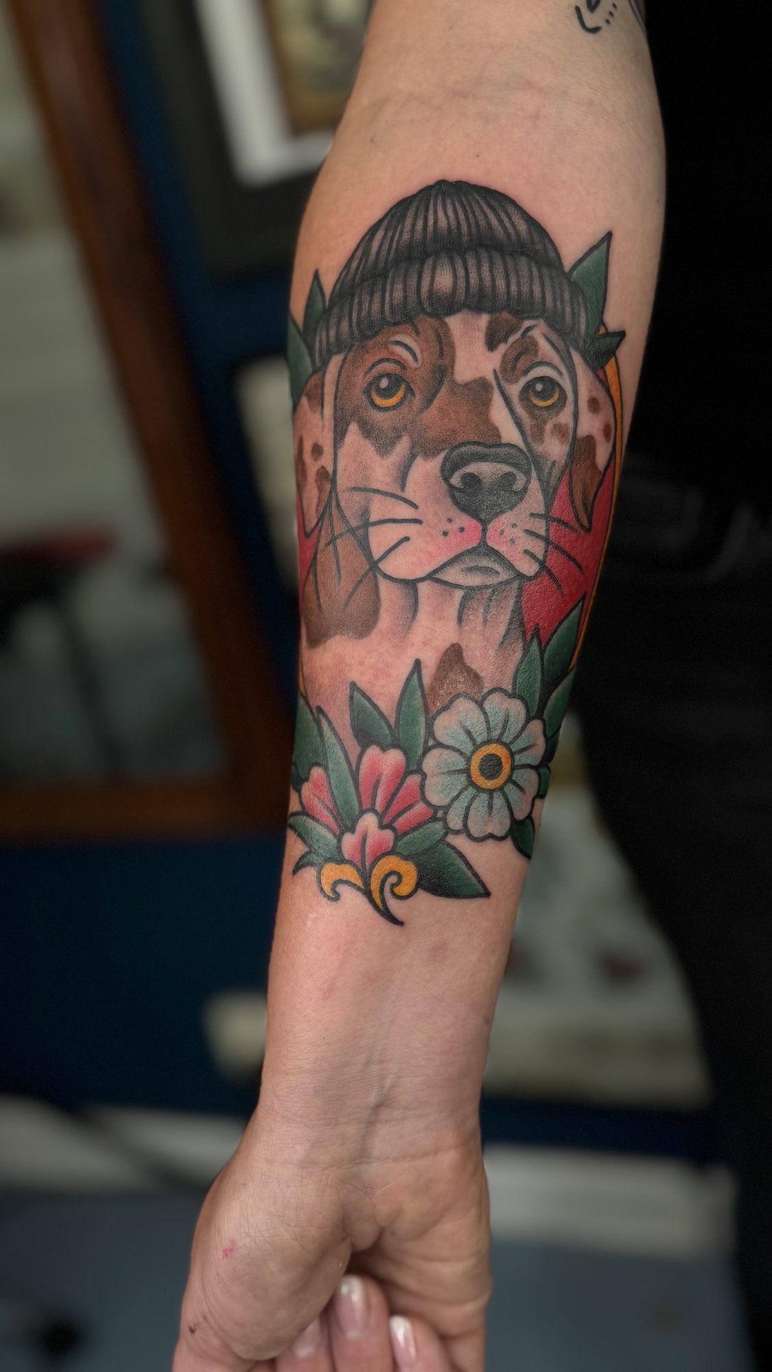 Hund mit Mütze am Unterarm, Tier Tattoo von Salle bei Eine Liebe Tätowiergeschäft in Bochum